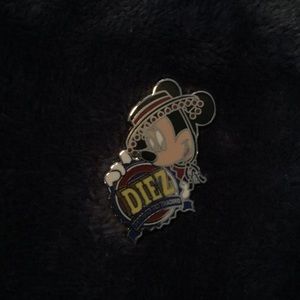 “Diez”  Mickey trading pin